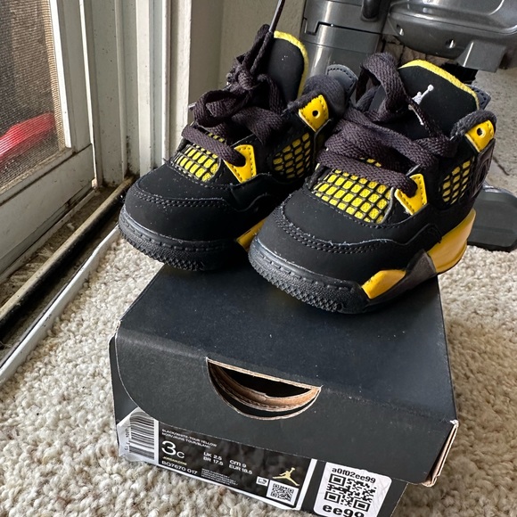 Jordan 4s - Picture 4 of 4